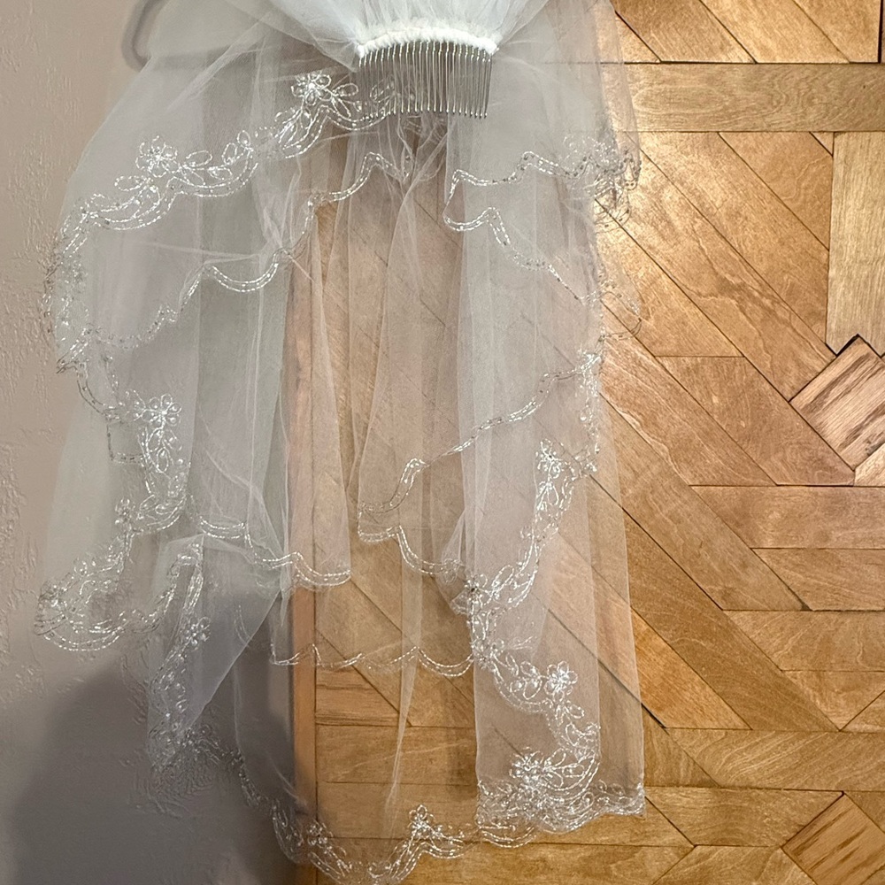 Elegant White Lace Veil
